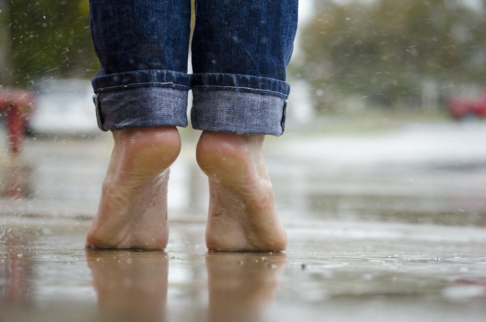 10 Causes Of Swollen Feet
